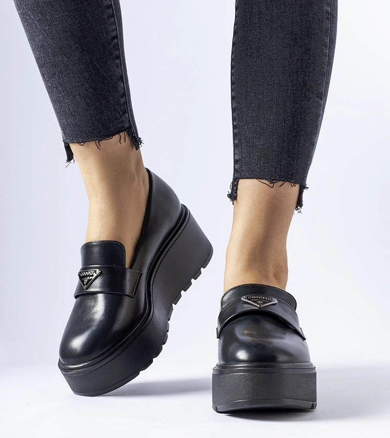 Czarne półbuty na platformie