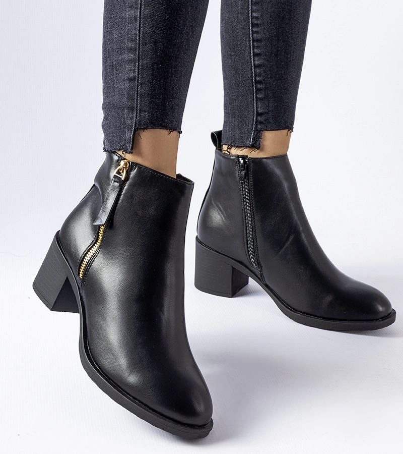 Czarne klasyczne botki na niskim słupku