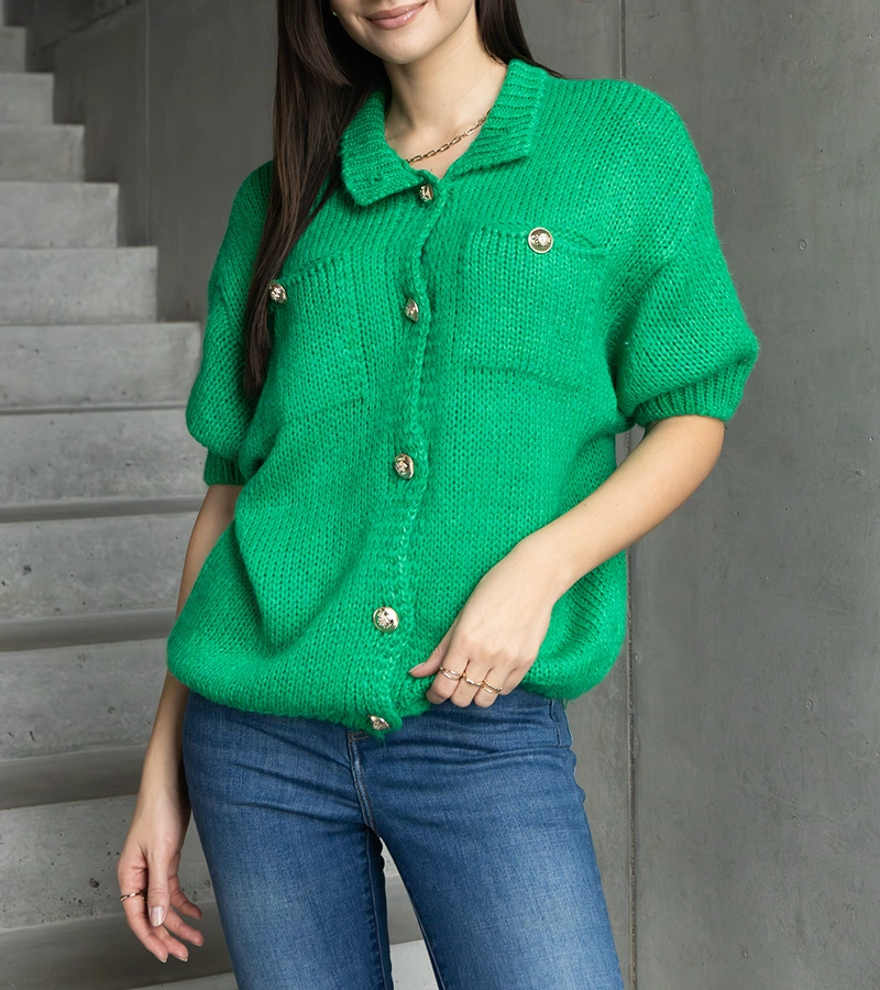 Sweter damski zielony z krótkim rękawem ozdobne guziki