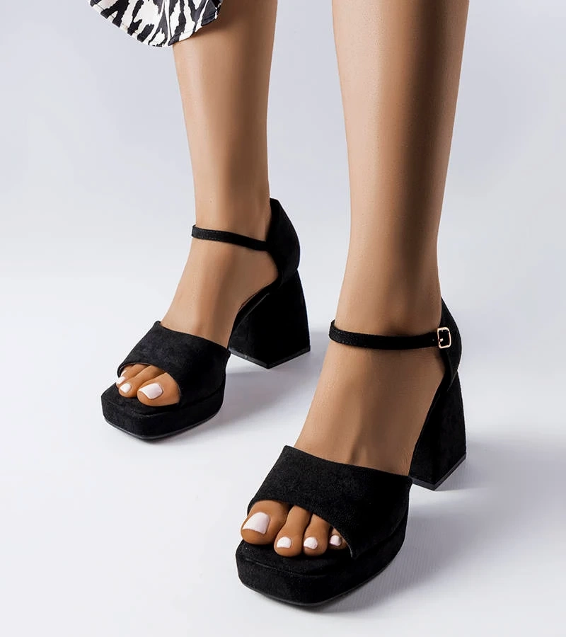 Czarne sandałki na klocku Gilles