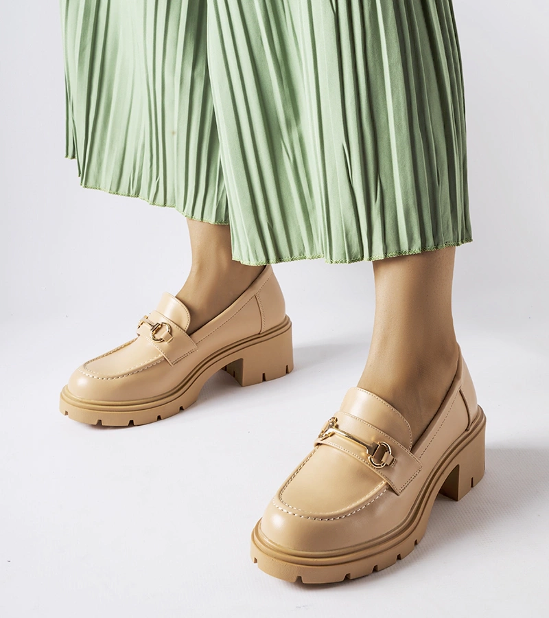 Beżowe półbuty na obcasie