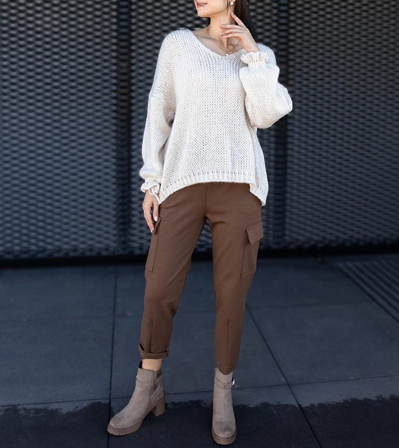 Brązowe spodnie typu bojówki z naszytymi kieszeniami