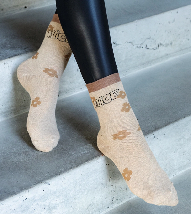 Beżowe ciepłe skarpetki z kwiatkiem