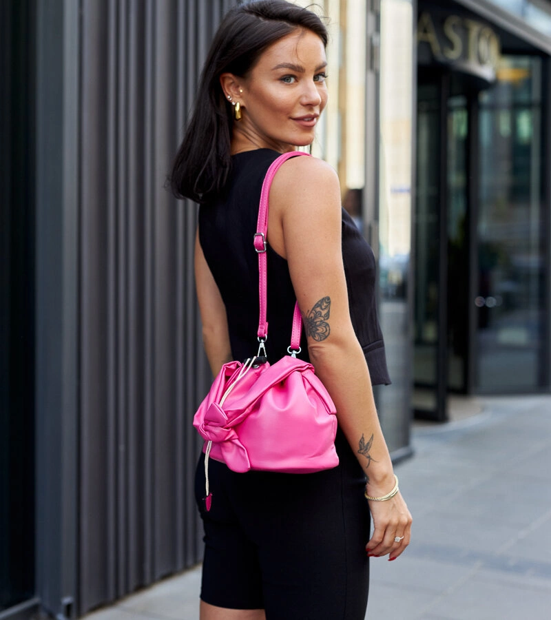 Ciemnoróżowa mała torebka typu ,,worek ''