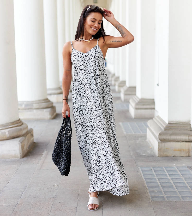 Czarna sukienka na ramiączkach o luźnym kroju