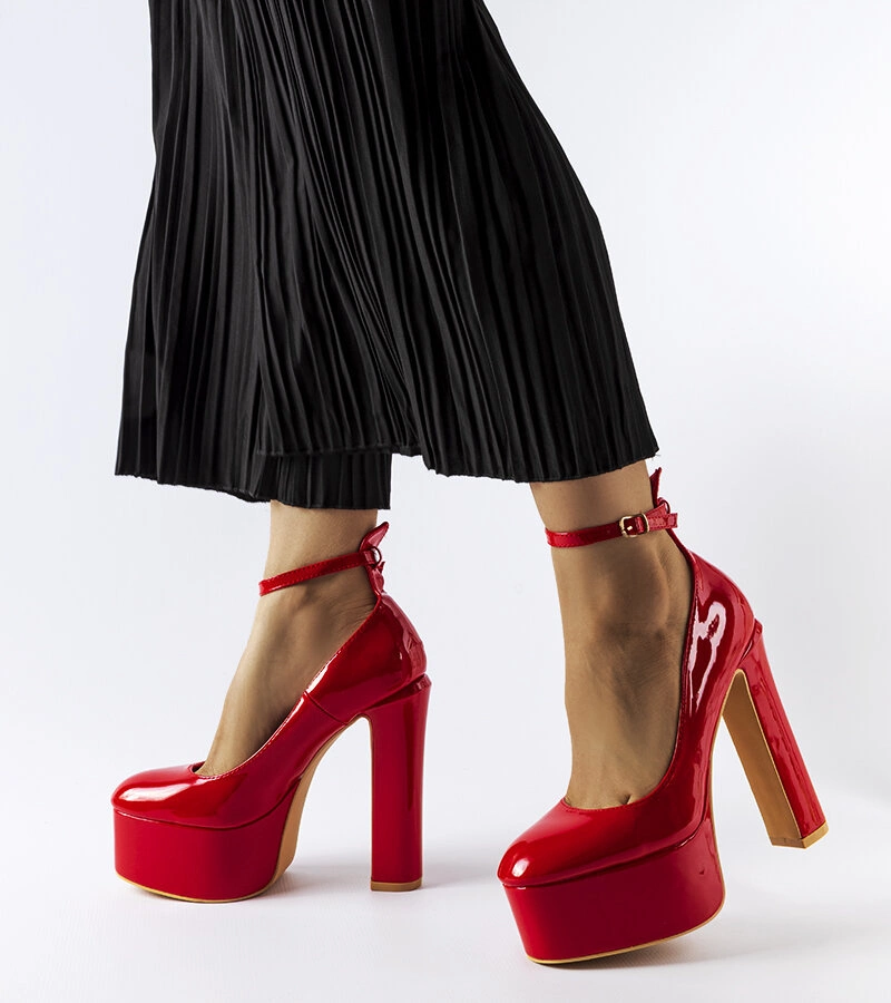 Zielone czółenka na wysokim słupku