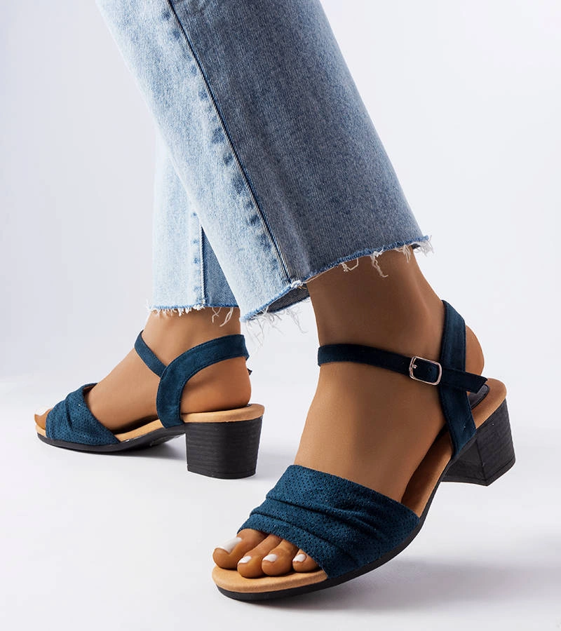 Granatowe sandały na słupku