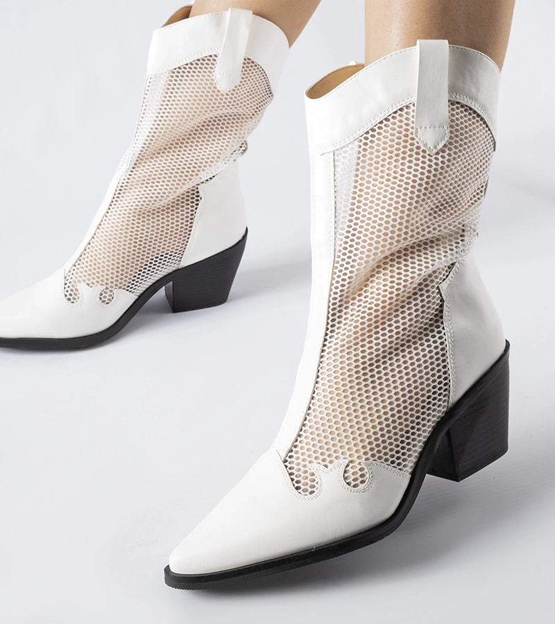 Białe ażurowe kowbojki na niskim słupku