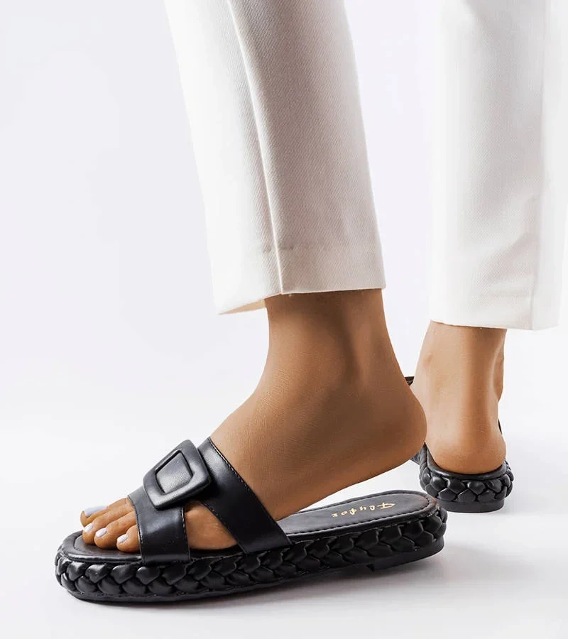 Czarne klapki na plecionej podeszwie