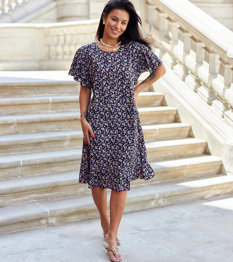 Czarna sukienka w kwiaty