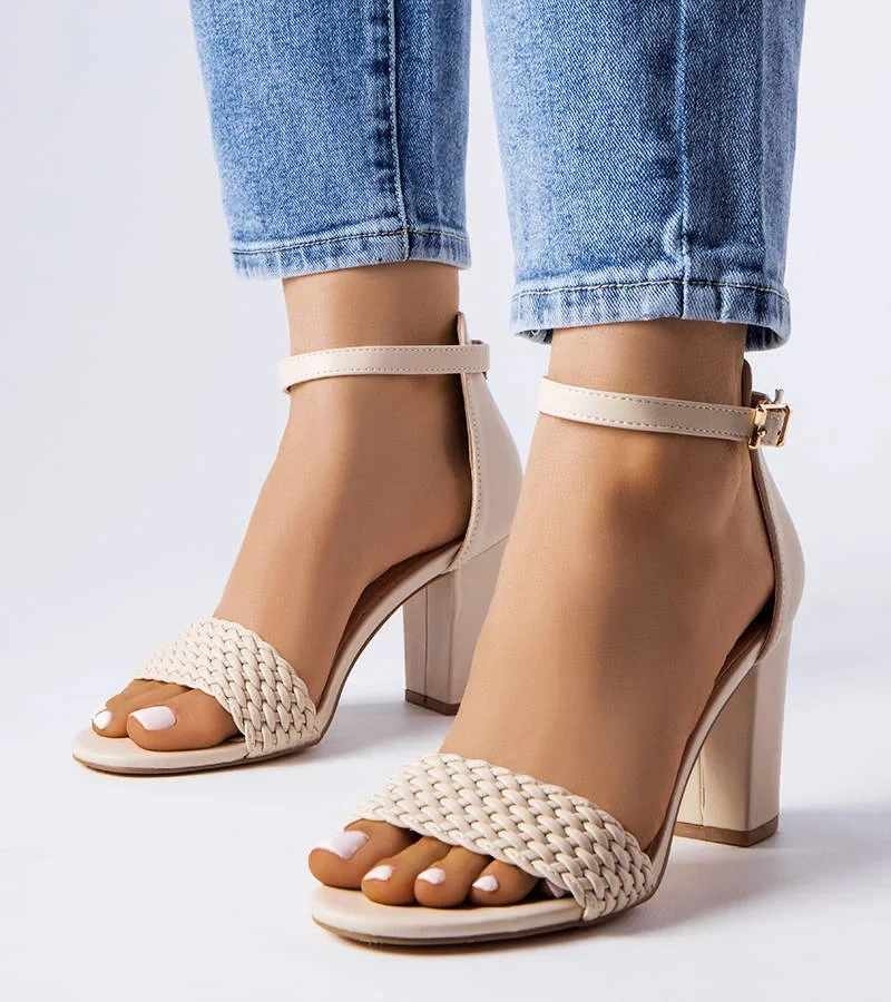 Beżowe sandałki na słupku ze skórzaną wkładką