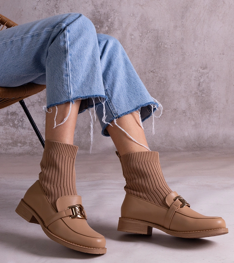 Ciemnobeżowe botki z materiałową cholewką