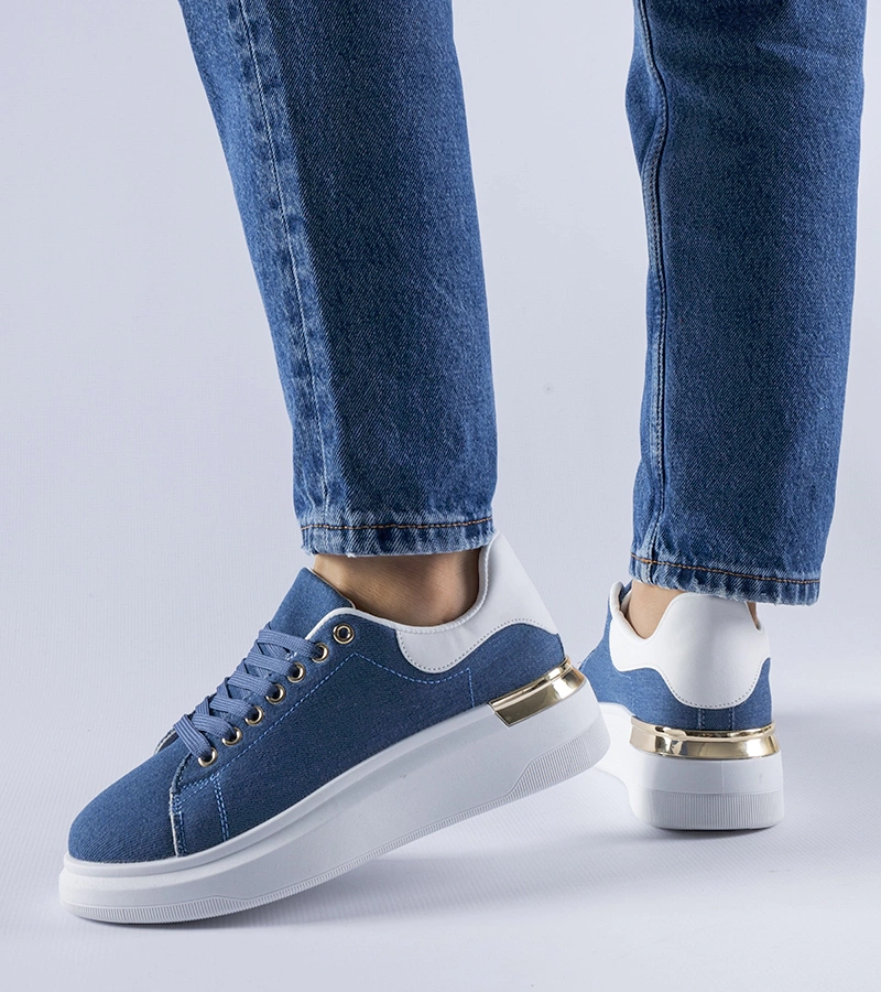 Niebieskie sneakersy na platformie