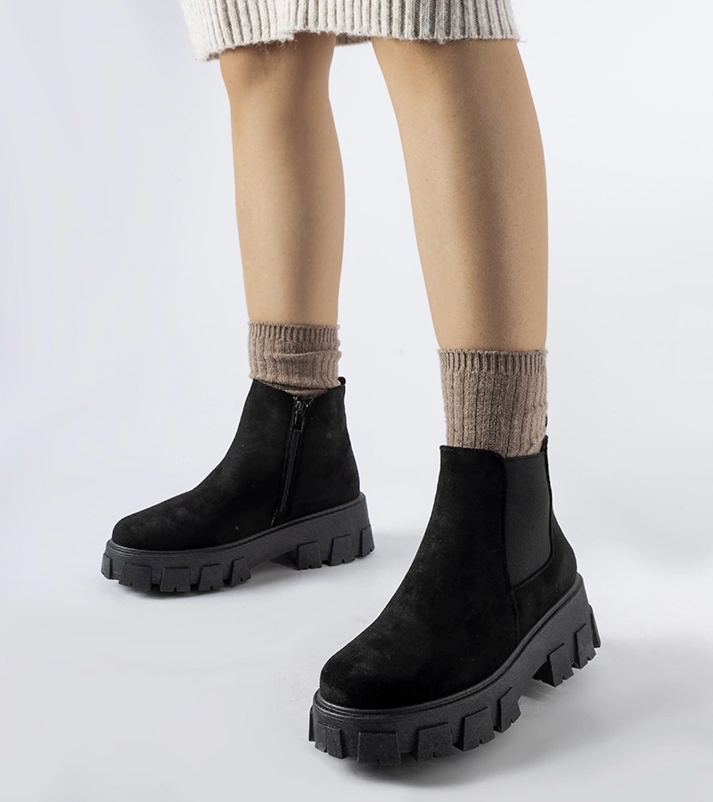 Czarne niskie botki na masywnej podeszwie