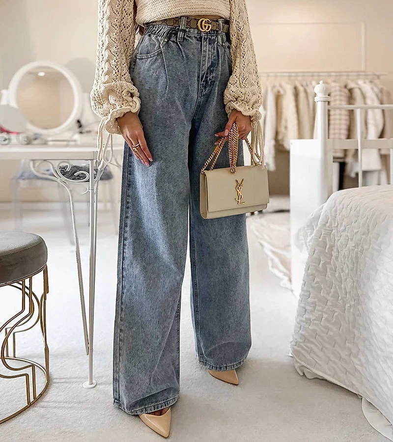 Niebieskie jeansy z wysokim stanem i szeroką nogawką