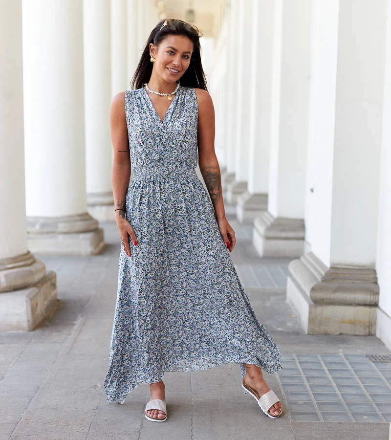 Niebieska sukienka midi w kwiaty