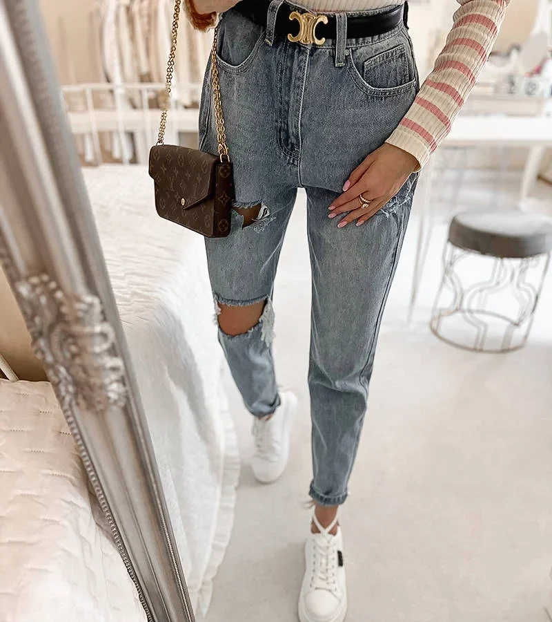 Niebieskie jeansy z wysokim stanem w stylu mom z przetarciami