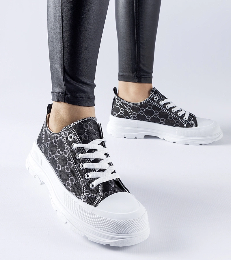 Czarne trampki zdobione monogramem