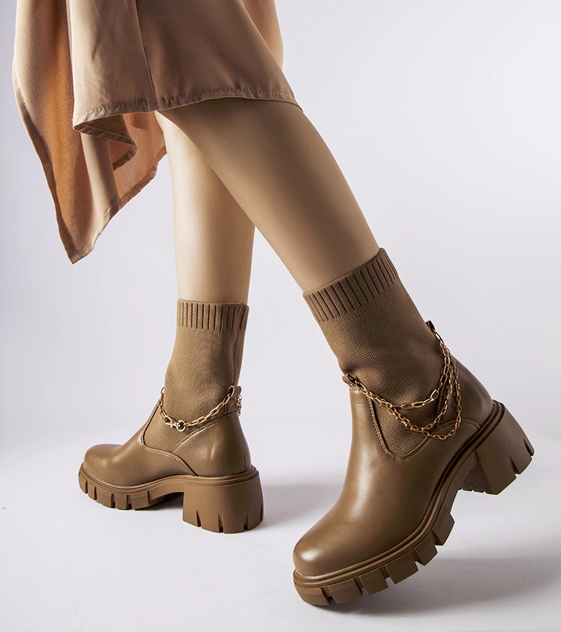 Brązowe elastyczne botki zdobione łańcuchem