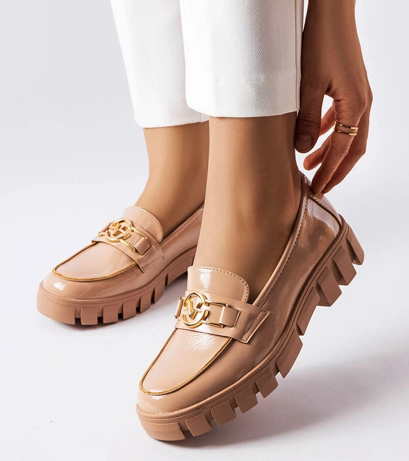 Beżowe lakierowane mokasyny na grubej podeszwie zdobione klamerką Vinceza
