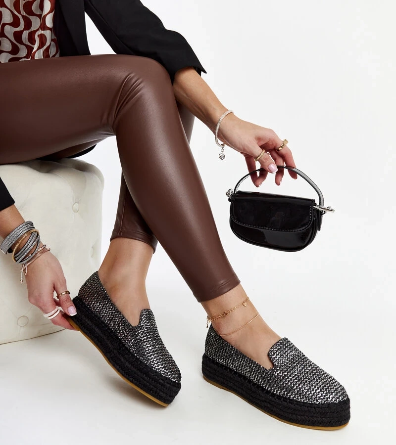 Czarne espadryle z połyskiem na platformie