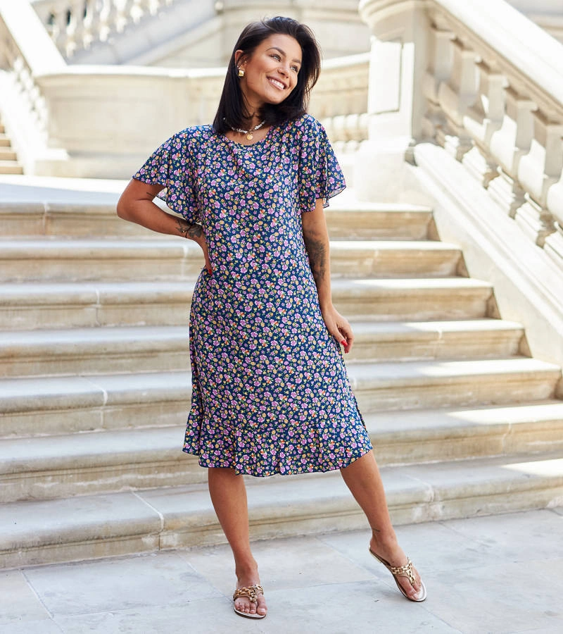 Granatowa sukienka w kwiaty