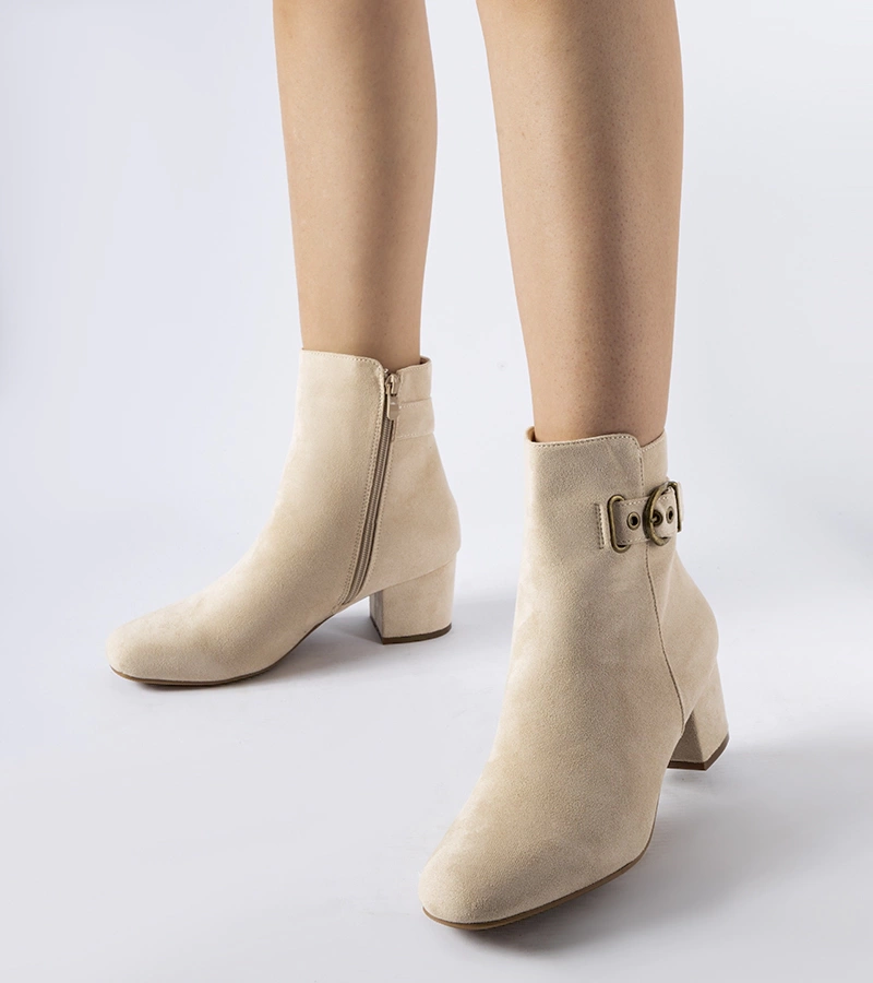 Beżowe botki na niskim słupku eko-zamsz