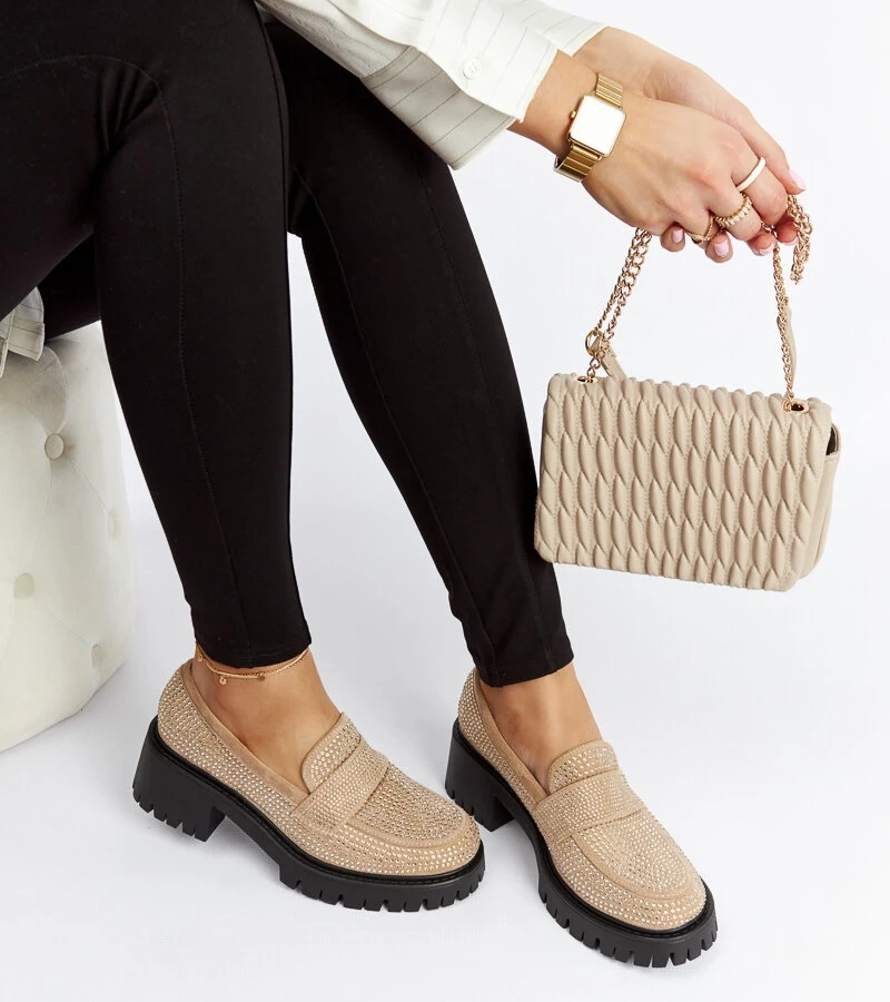 Beżowe półbuty na masywnym słupku z cyrkoniami