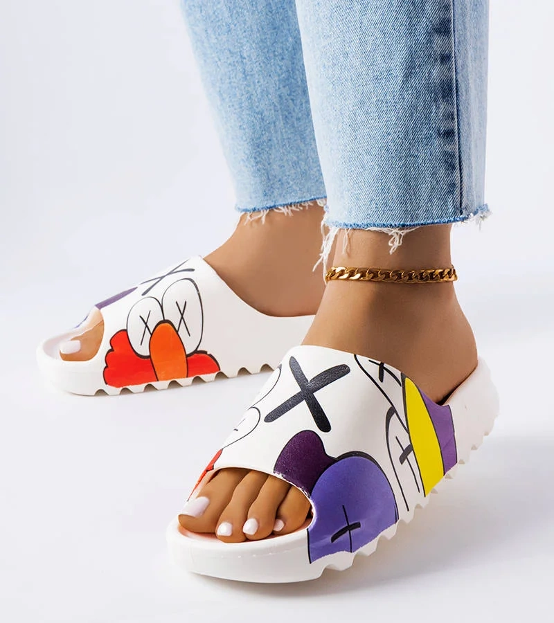 Białe klapki gumowe ozdobione nadrukami