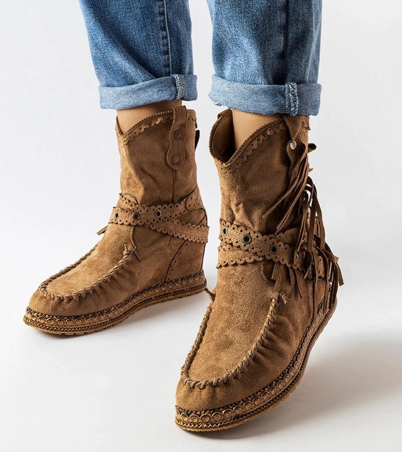 Ciemnobrązowe botki na koturnie w styli boho