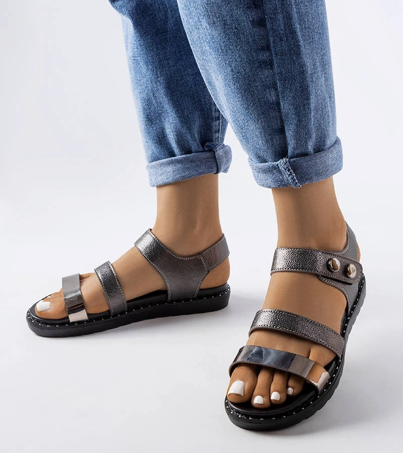 Szare błyszczące sandały