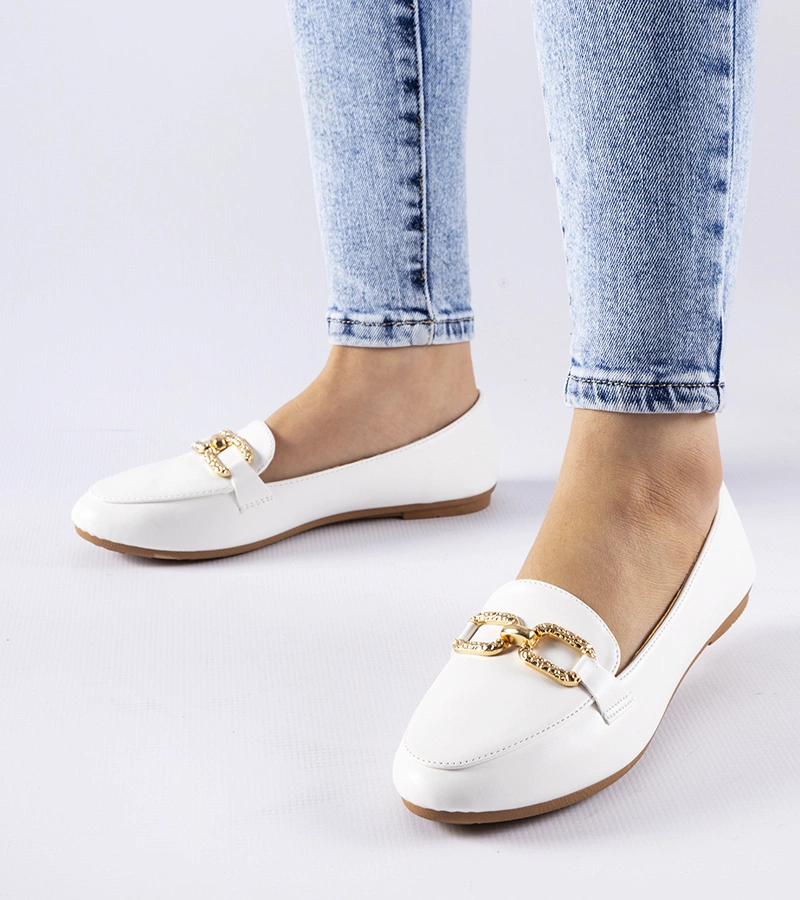 Białe mokasyny z klamerką