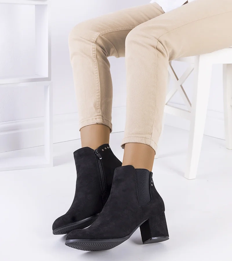 Czarne botki na obcasie