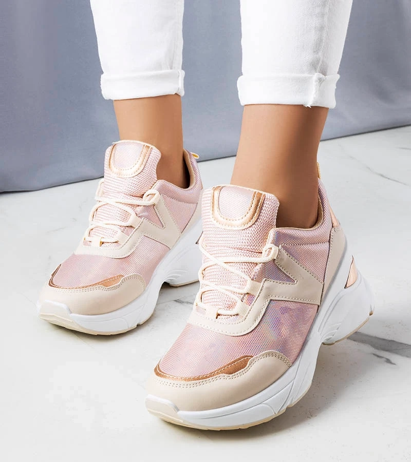 Różowe sneakersy na nowoczesnej podeszwie z metalicznymi wstawkami