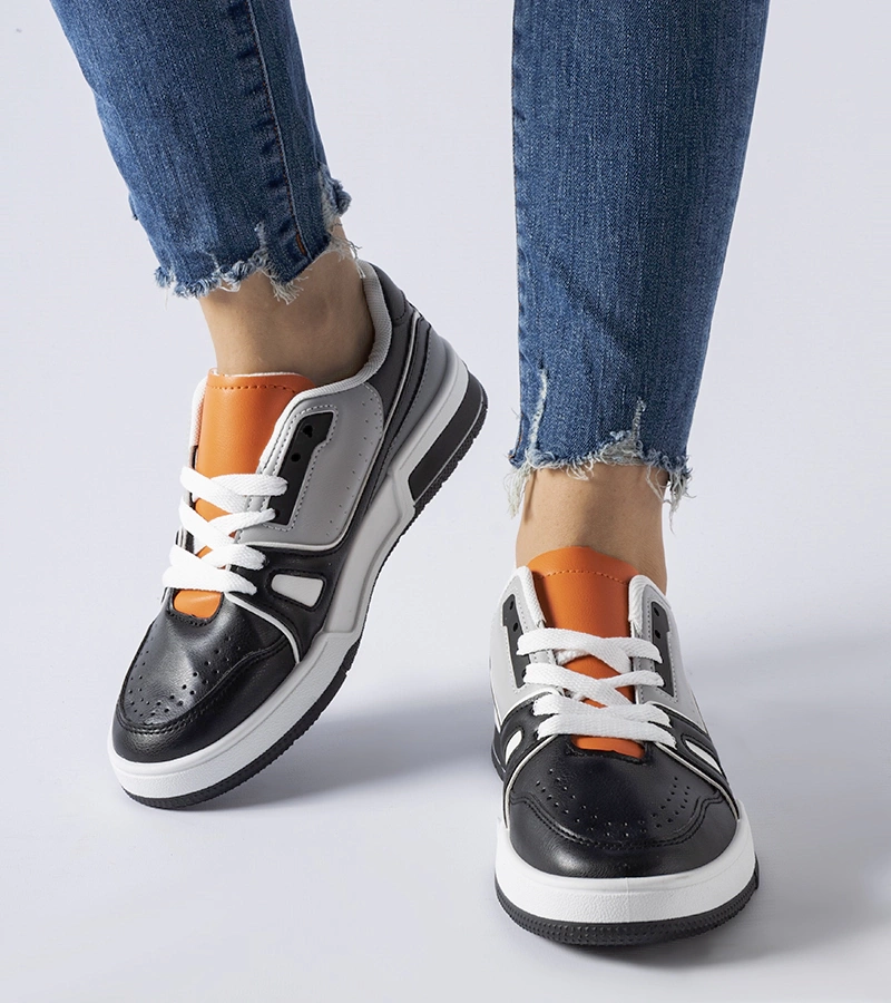 Czarne buty z pomarańczowym językiem