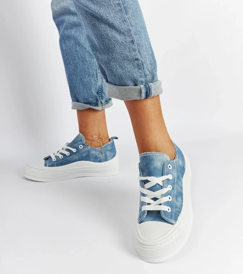 Niebieskie trampki na wysokiej podeszwie