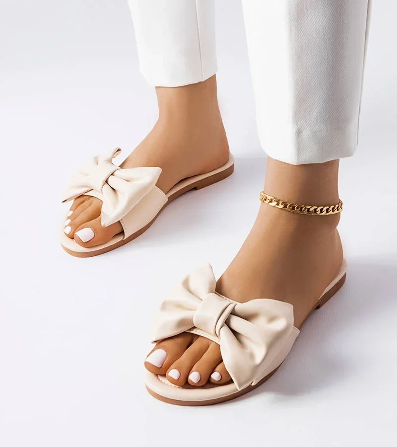 Beżowe klapki eleganckie zdobione kokardą