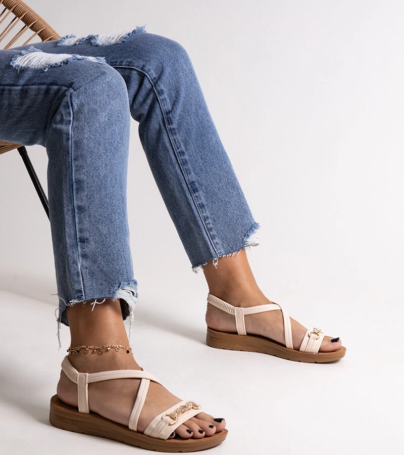 Beżowe sandały ze złotą klamerką