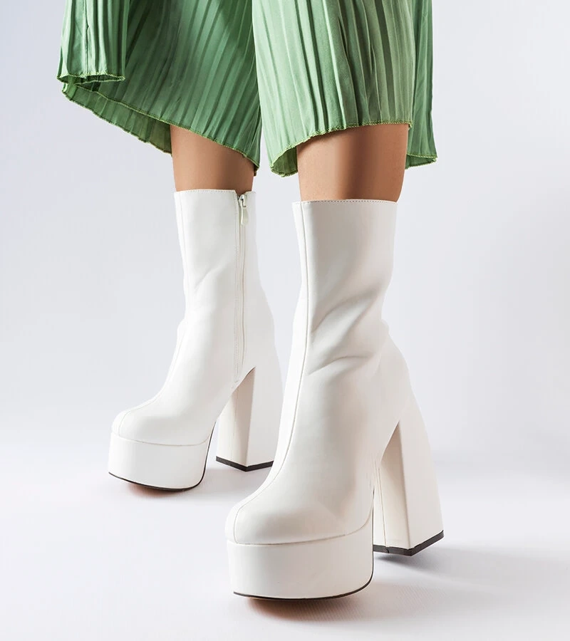 Białe masywne botki na wysokim słupku