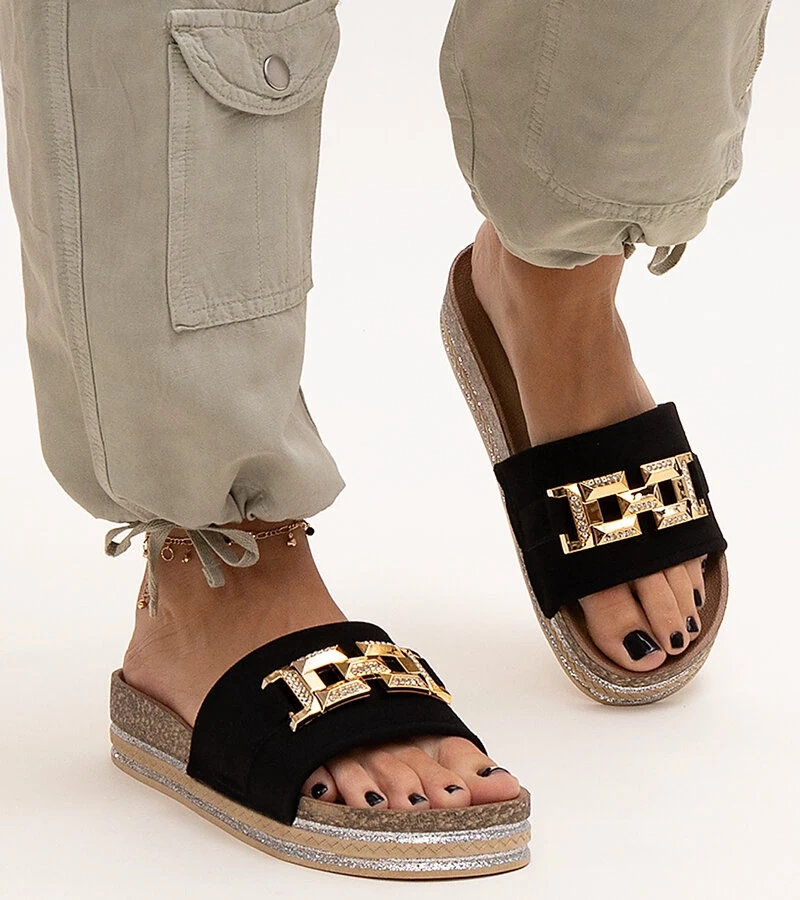 Czarne klapki z błyszczącą klamerką