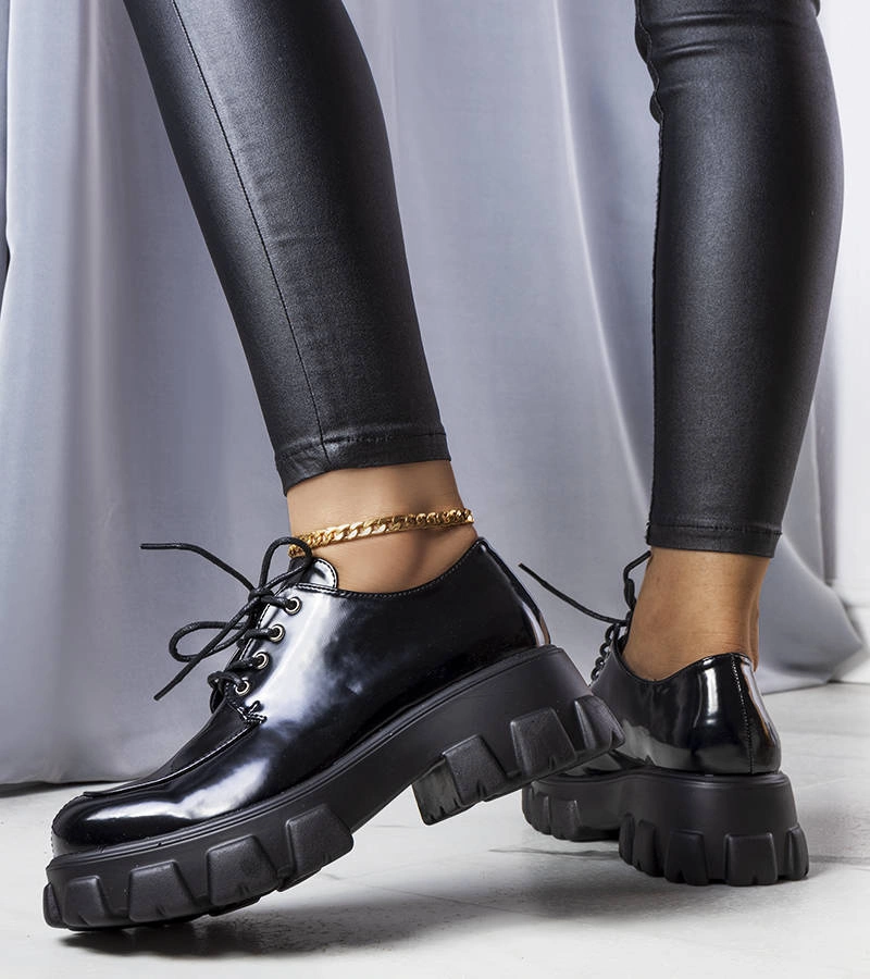 Czarne lakierowane półbuty wiązane