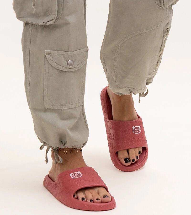 Czerwone piankowe klapki