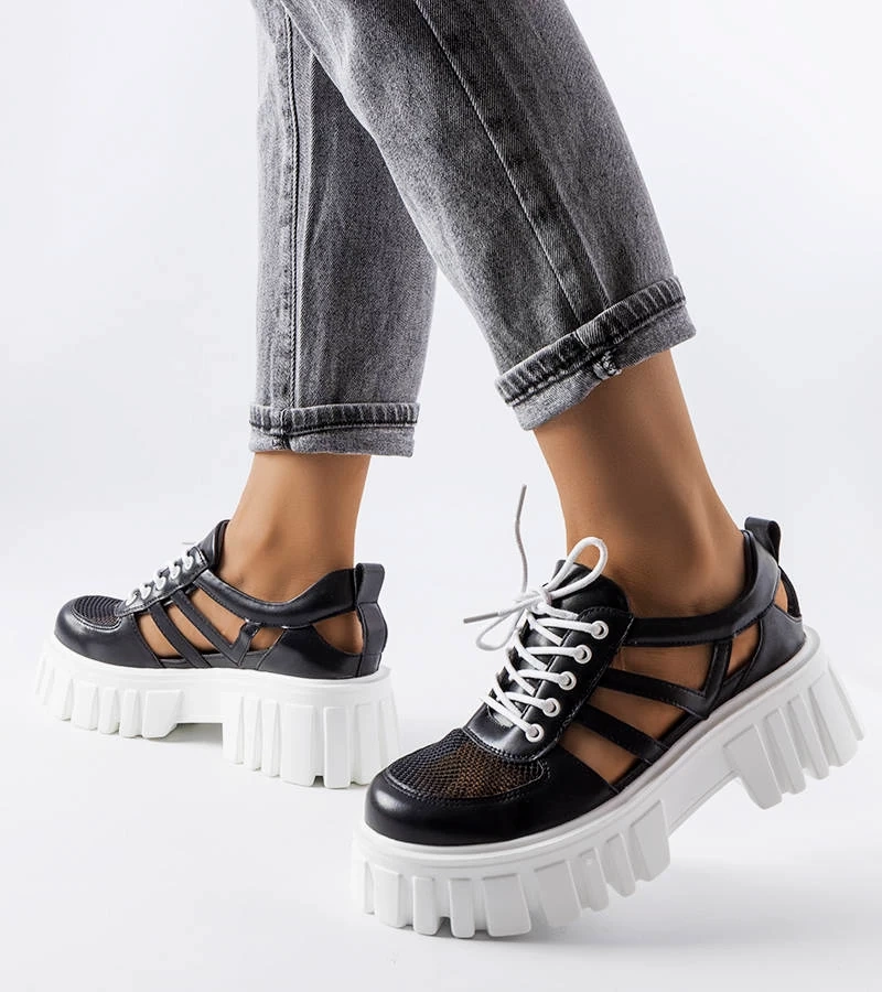 Czarne masywne półbuty z wycięciami