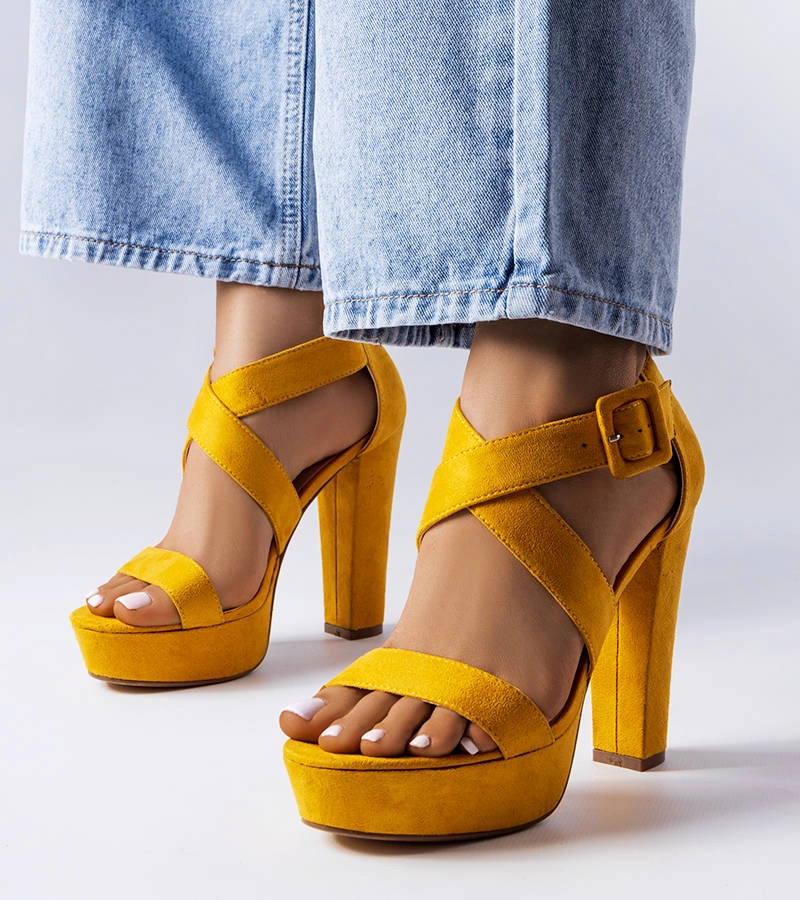 Żółte sandałki na obcasie