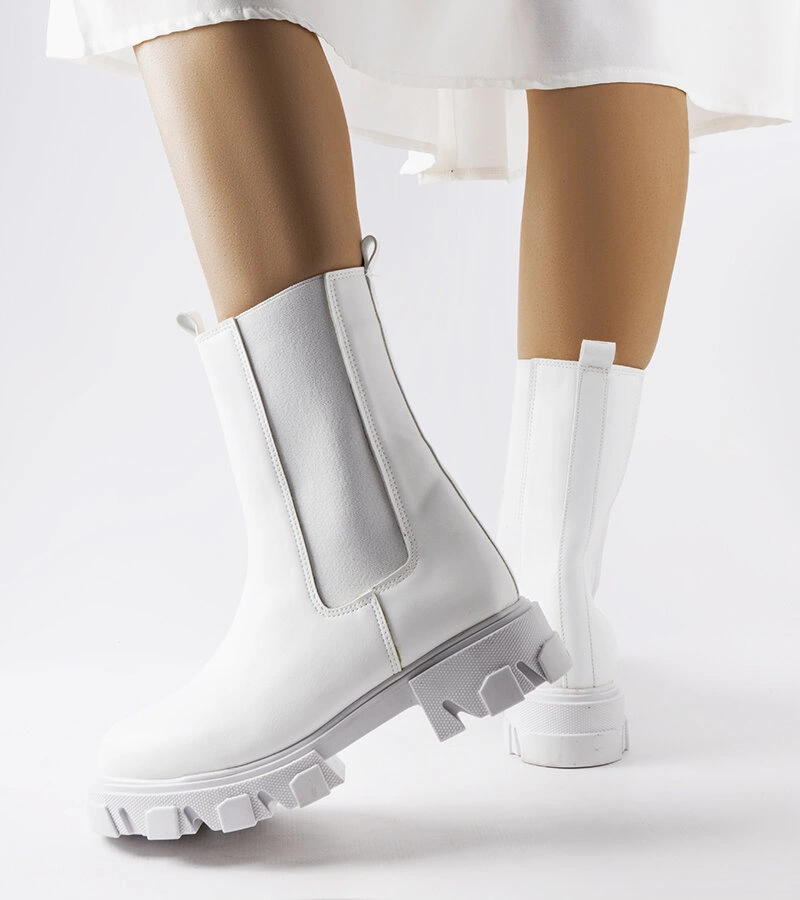 Białe wsuwane botki workery