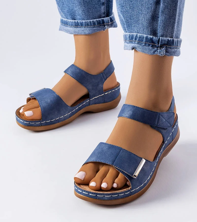 Granatowe sandały za koturnie