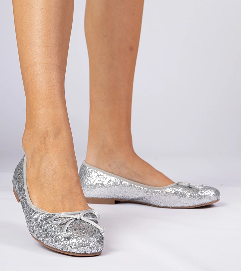 Hers Srebrne damskie balerinki brokatowe z kokardką