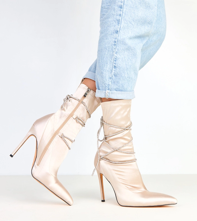 Hers Szampańskie satynowe botki na szpilce zdobione cyrkoniami