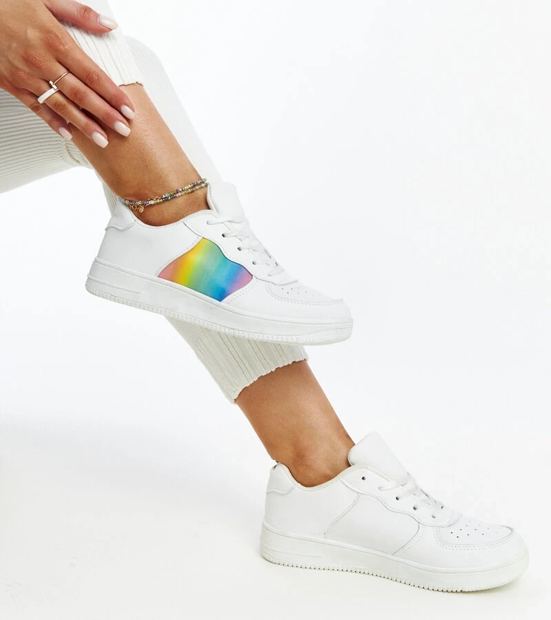 Białe sneakersy z kolorem na platformie