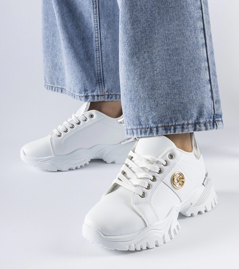 Białe sneakersy na masywnej podeszwie